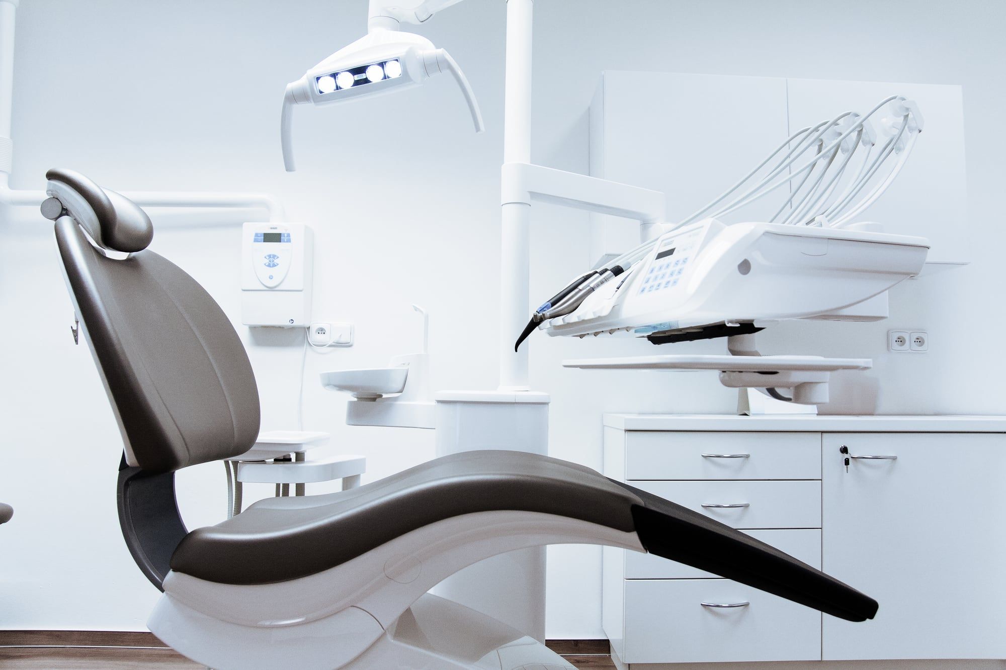 Sillón y equipo dental en un consultorio luminoso.